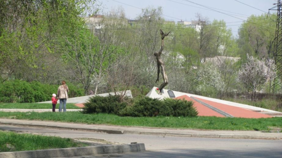 В Днепре у памятника пропала рука: вандалы решили, что им она нужнее (ФОТО)