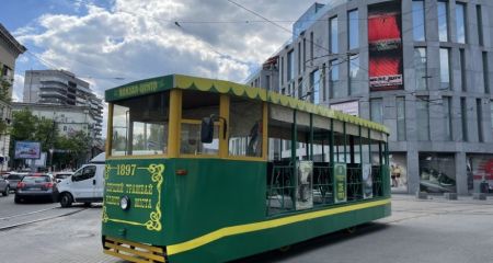 Ретро-трамвай Дніпра курсує містом з концертом (ВІДЕО)
