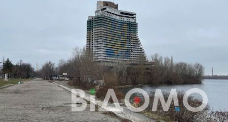 Что могло бы появиться на месте гостинницы "Парус": искусственный интеллект "перестроил" одно из заброшенных зданий Днепра
