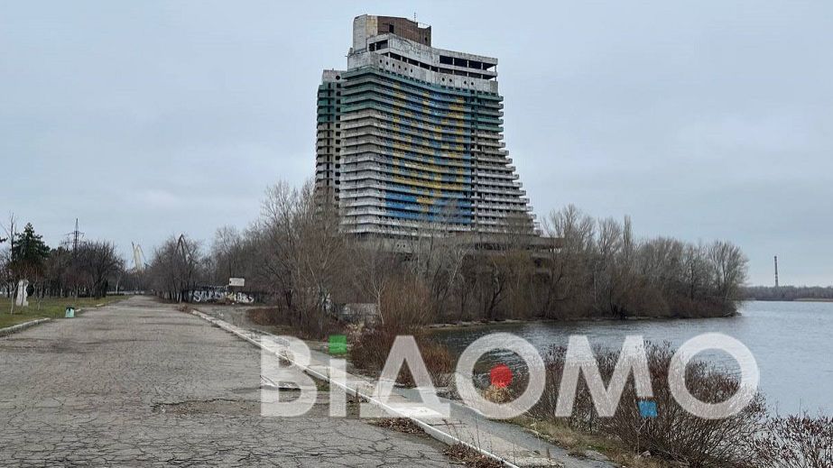 Что могло бы появиться на месте гостинницы "Парус": искусственный интеллект "перестроил" одно из заброшенных зданий Днепра