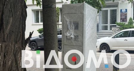У Дніпрі на вулиці Івана Акінфієва встановили паркомати та антипаркувальні стовпчики (ФОТО, ВІДЕО)