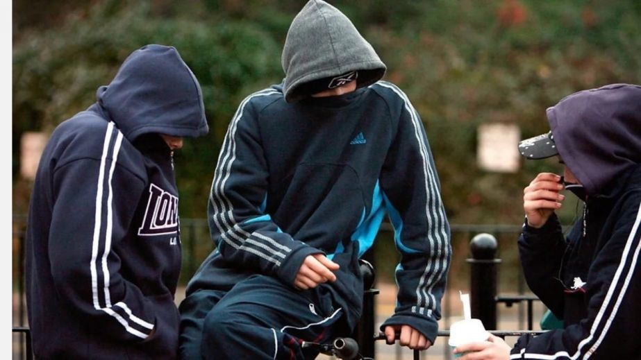У центральному районі Дніпра група підлітків тероризує мешканців (ВІДЕО)