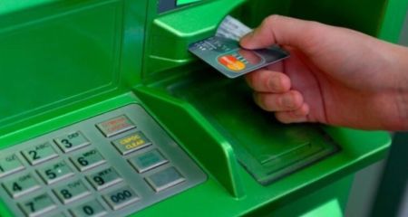 В Днепре мошенники похитили пенсию у слепого мужчины прямо возле банкомата