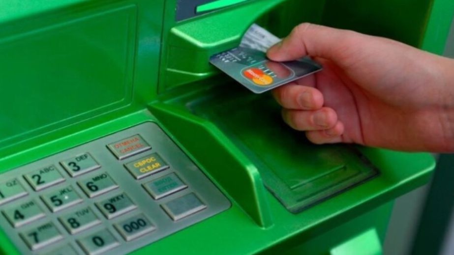 У Дніпрі шахраї викрали пенсію у сліпого чоловіка прямо біля банкомату