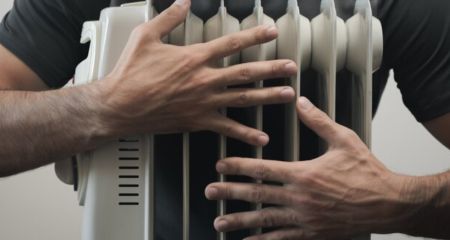 Осінній лайфхак, який здивував городян: у Дніпрі чоловік "вивів на прогулянку" обігрівач (ФОТО)