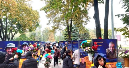 В Кривом Роге на Аллее Славы вандалы изуродовали стенды с фотографиями погибших военных (ФОТО)