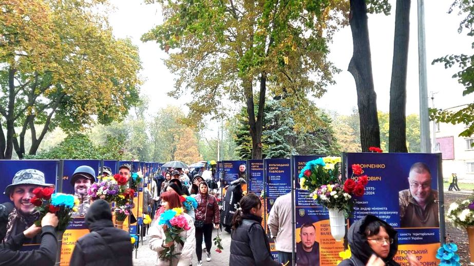 В Кривом Роге на Аллее Славы вандалы изуродовали стенды с фотографиями погибших военных (ФОТО)