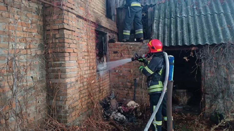 На Нікопольщині під час пожежі у будинку загинув чоловік (ФОТО)