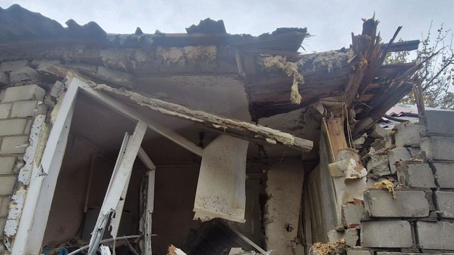 Зруйновані подвір'я та понівечені будинки: у поліції показали наслідки ворожих атак на Дніпропетровщину за добу (ФОТО)