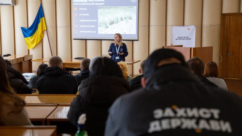 У Дніпрі студентів і викладачів Українського державного університету науки і технологій навчали мінній безпеці (ФОТО)