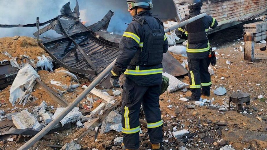 У ДСНС показали кадри ліквідації наслідків комбінованої атаки на Дніпро та область (ФОТО)