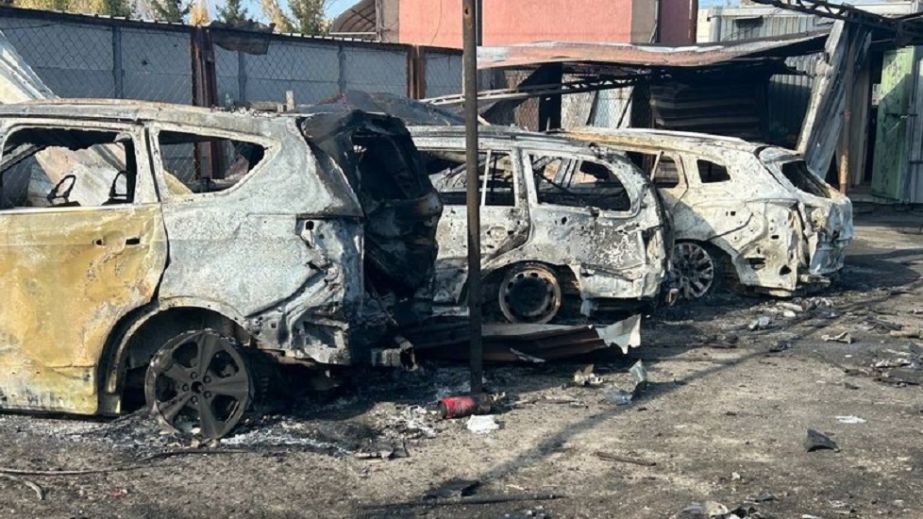 В Павлограде в результате вражеской атаки уничтожено более десятка автомобилей (ФОТО, ВИДЕО)