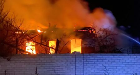 Ночью россияне били по Никопольщине и Синельниковщине: вспыхнули пожары, изуродованные автомобили (ФОТО)