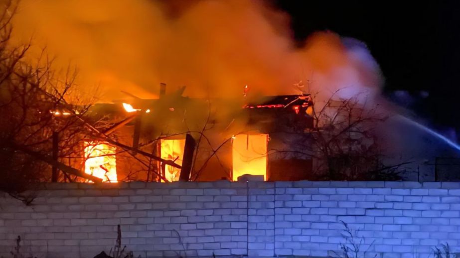 Ночью россияне били по Никопольщине и Синельниковщине: вспыхнули пожары, изуродованные автомобили (ФОТО)