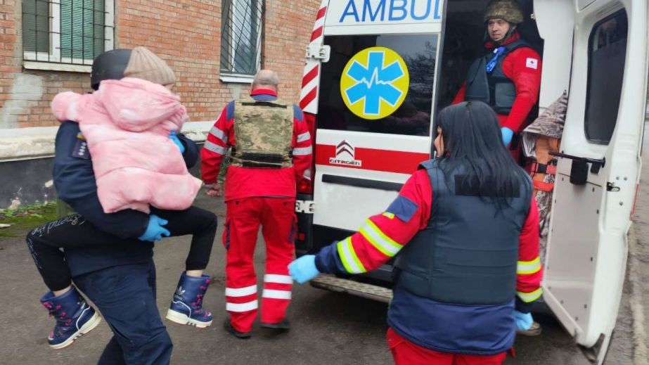 В Никополе в результате обстрелов ранены 10-летняя девочка и 64-летний мужчина (ФОТО)