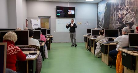 В Днепре провели урок по цифровой грамотности: пенсионеры учились уверенно пользоваться "Діею" и распознавать онлайн-мошенничество