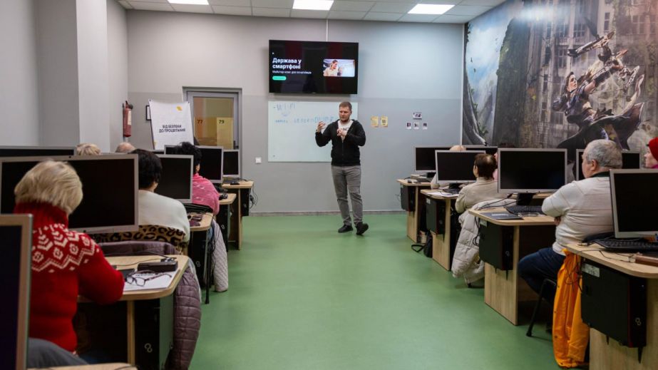 У Дніпрі провели урок з цифрової грамотності: пенсіонери вчилися впевнено користуватися "Дією" та розпізнавати онлайн-шахрайство