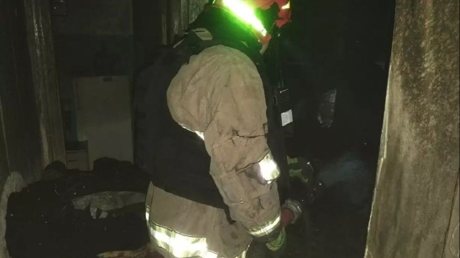 У Марганці з палаючої квартири врятували чоловіка (ФОТО)