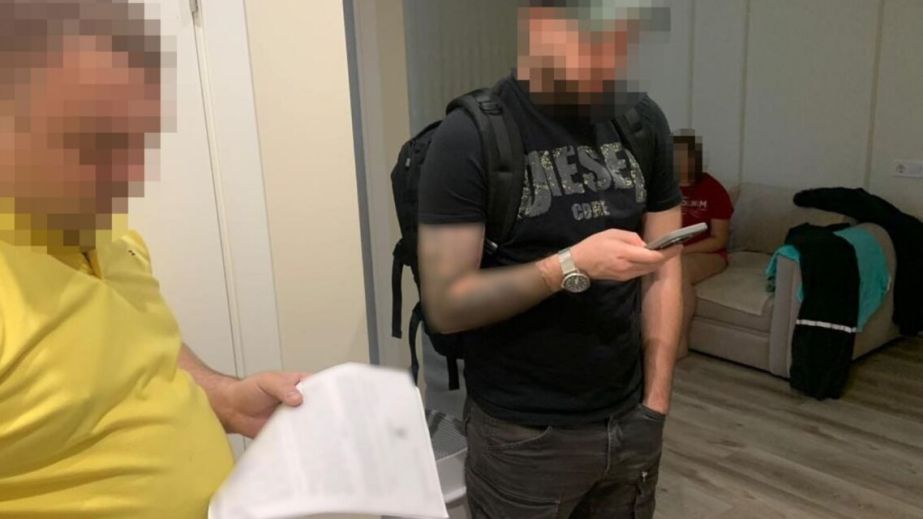 В Днепре чиновник горсовета с сообщниками владельцы 3,3 млн грн на восстановлении жилья после обстрелов (ФОТО)