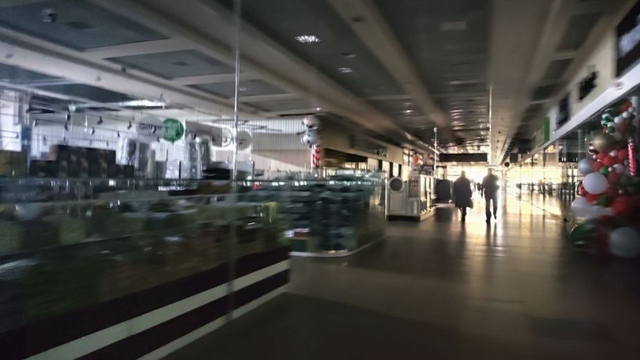 Повна темрява і відсутній зв&rsquo;язок: що відбувається в ТРЦ "Караван" у Дніпрі (ВІДЕО)