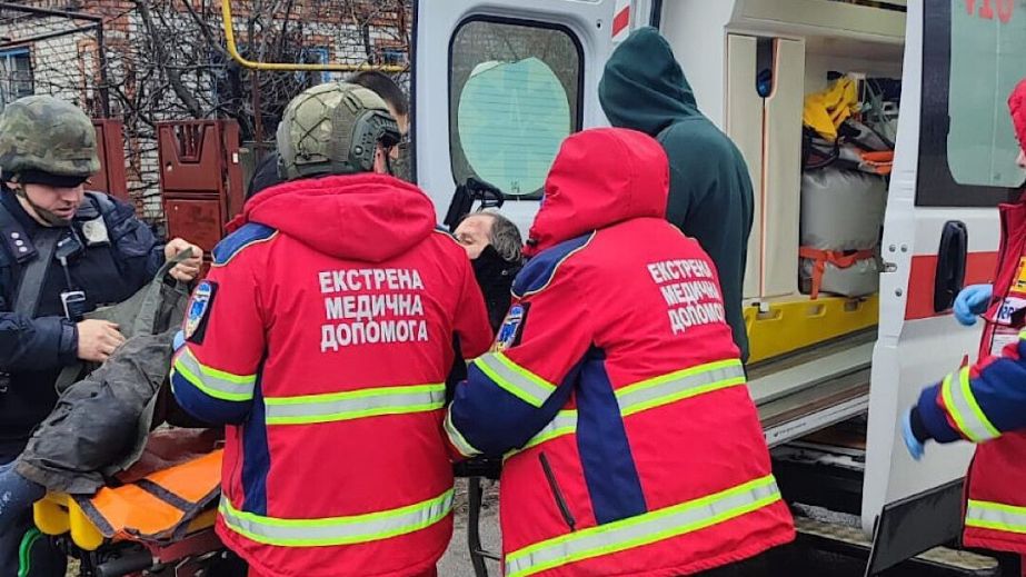 Остался сам в доме без окон и тепла: на Никопольщине полицейские эвакуировали тяжелобольного мужчину (ФОТО)