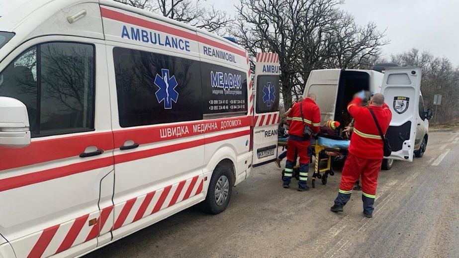 Майже тждень була у квартирі із померлим сином: поліцейські евакуювали з Нікополі 93-річну маломобільну жінку (ФОТО, ВІДЕО)