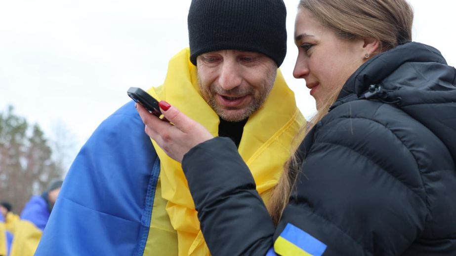 Еще 300 военных и двух гражданских вернулись в Украину из российского плена (ФОТО)