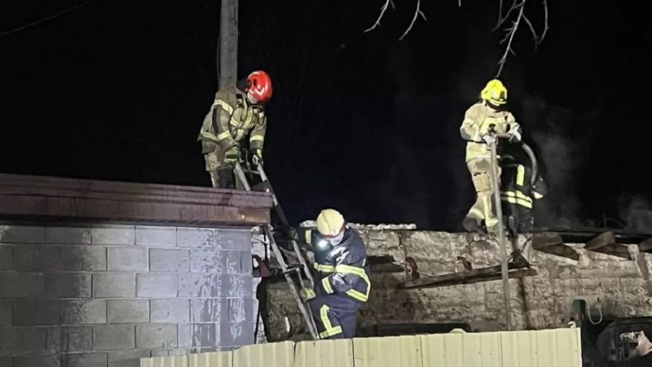 У Кам'янському полум'я охопило гараж (ФОТО)