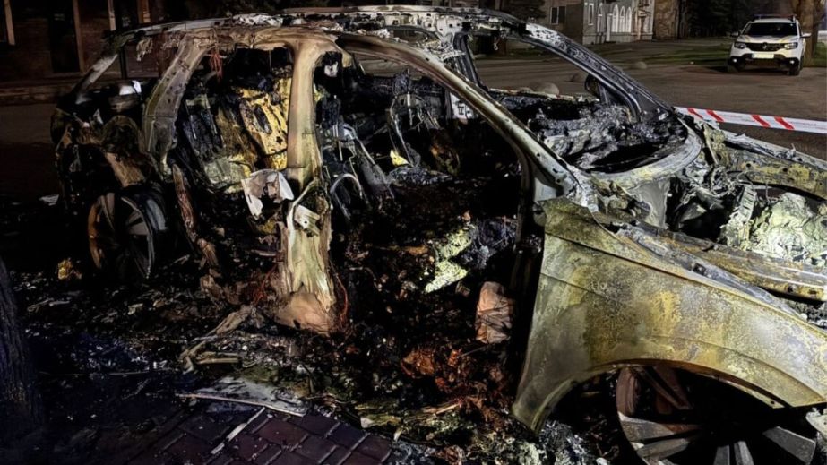 У Кривому Розі чоловік вщент спалив автомобіль адвоката (ФОТО)