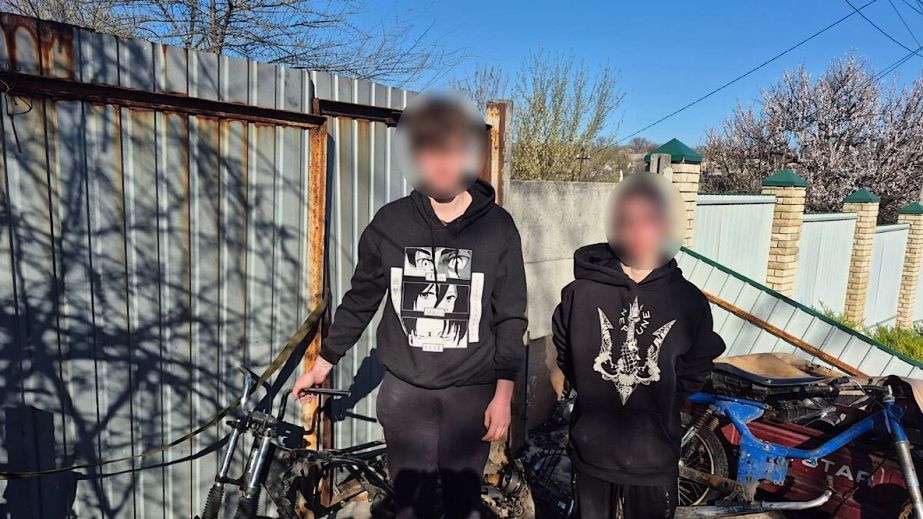 В Днепре двое парней угнали припаркованный у подъезда мотоцикл и разобрали его на запчасти (ФОТО)