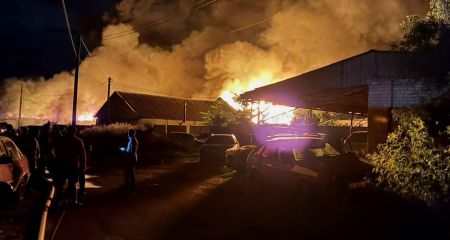 Дома и автомобили в огне: спасатели обнародовали кадры последствий ночных атак на Днепропетровщину (ФОТО)