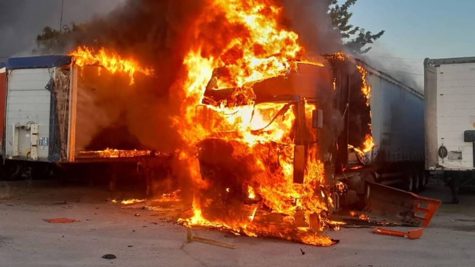 Поврежденная АЗС, горящие авто и обстрелянная четырехэтажка: ГСЧС продемонстрировала масштабы разрушений на Днепропетровщине (ФОТО)