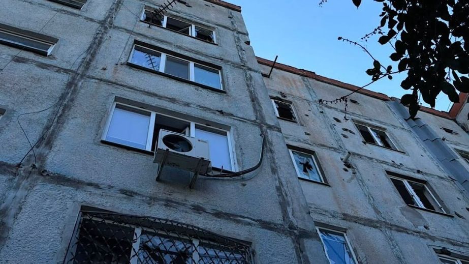 Росіяни поцілили у супермаркет та квартиру в Нікополі: в епіцентрі вибухів опинилися цивільні мешканці (ФОТО)
