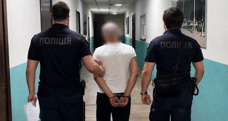 Ударил по голове и вырвал сумку: в Днепре мужчина ограбил военнослужащего (ФОТО)