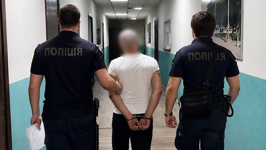 Ударив по голові та вирвав сумку: у Дніпрі чоловік пограбував військовослужбовця (ФОТО)