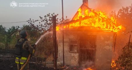 Понад 10 атак дронами: у Дніпрі пошкоджено багатоповерхівку, на Нікопольщині палали будинки (ФОТО)