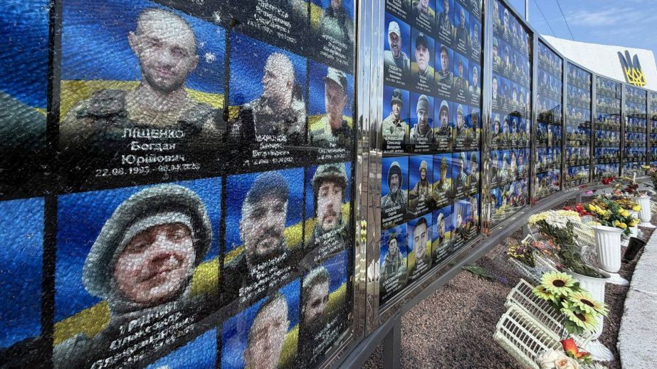 Жбурляла каміння у портрети та перевертала квіти: у Кам'янському жінка понівечила Стіну пам&rsquo;яті загиблих захисників (ФОТО, ВІДЕО)