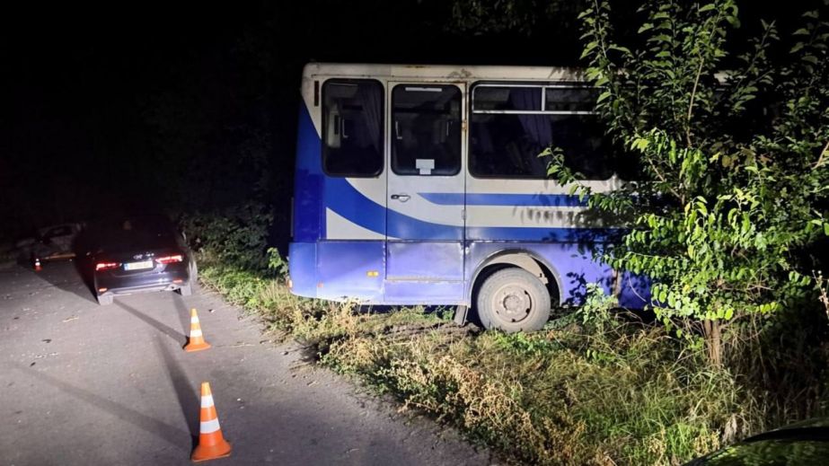 У Таромському після удару з легковиком автобус зніс металеву огорожу: постраждали двоє людей (ФОТО, ВІДЕО)