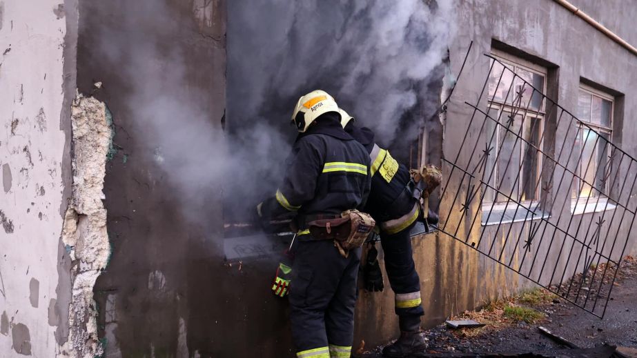 У Дніпрі з палаючого офісу врятували чоловіка (ФОТО)