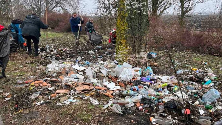 У Томаківці узбіччя дороги перетворилися на звалище (ФОТО)