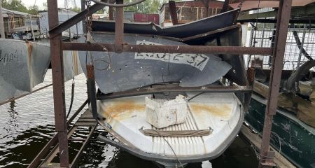 У Дніпрі до музею завезли пошкоджений від ракетного удару човен "Крим"