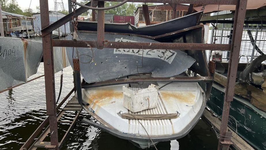 У Дніпрі до музею завезли пошкоджений від ракетного удару човен "Крим"