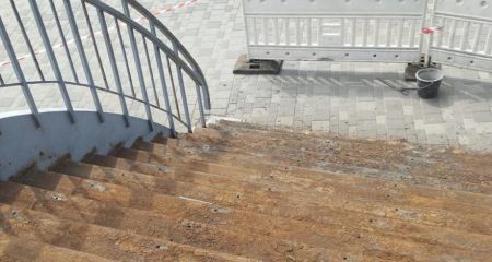 В Днепре обновляют лестницу пешеходного моста на Монастырский остров