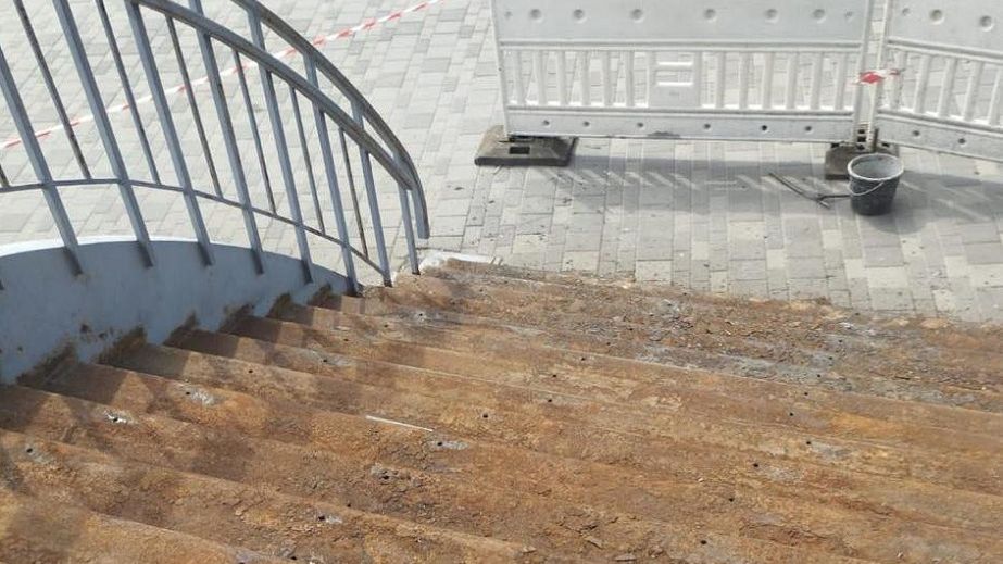 В Днепре обновляют лестницу пешеходного моста на Монастырский остров