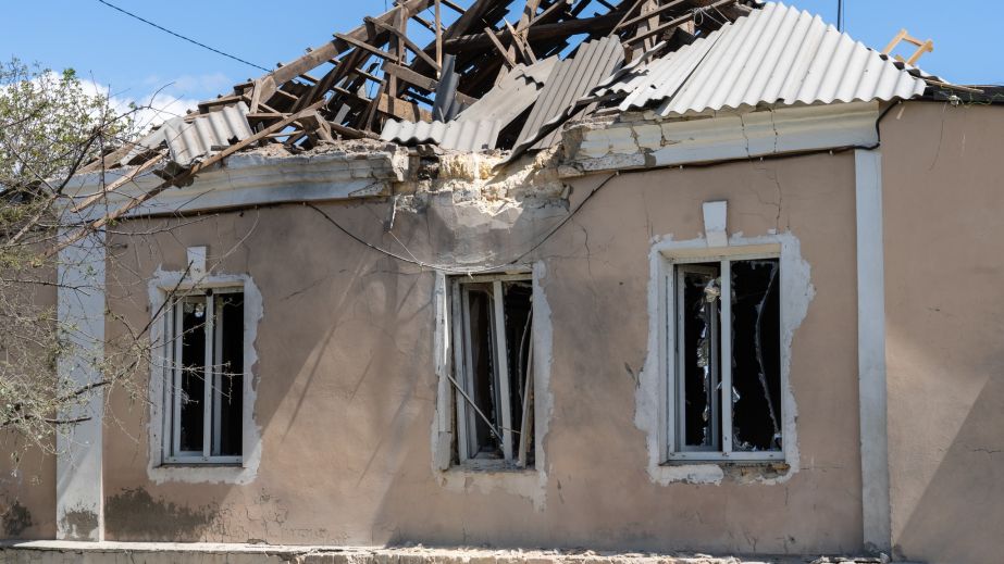 В Никополе во время обстрела снаряд попал в студию местного журналиста в доме (ВИДЕО)