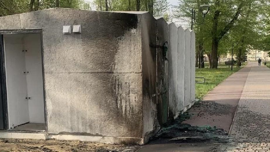 В Кривом Роге неизвестные вандалы сжигают биотуалеты возле укрытий