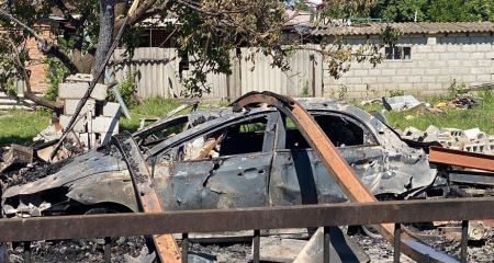 Поліція Дніпра показала пошкоджені автомобілі і магазин внаслідок повітряної атаки на Дніпро