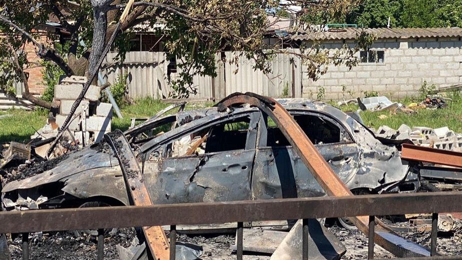 Полиция Днепра показала поврежденные автомобили и магазин в результате воздушной атаки на Днепр