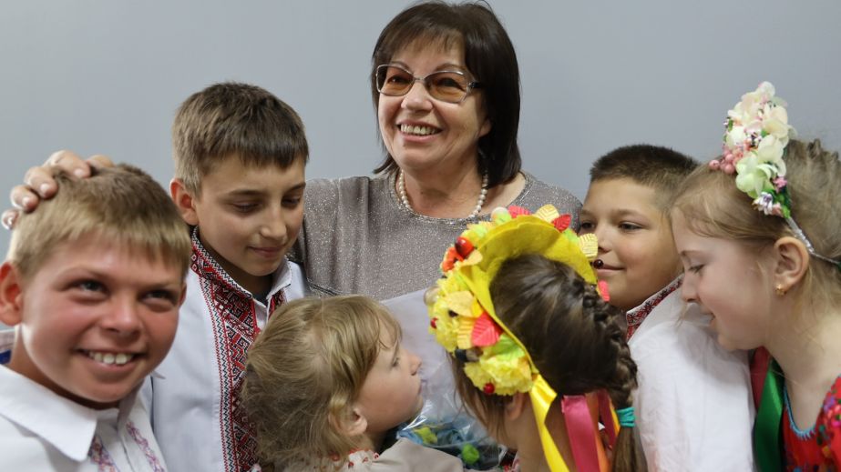 Мать погибшего героя из Днепра пожертвовала детскому дому компенсацию государства за смерть сына