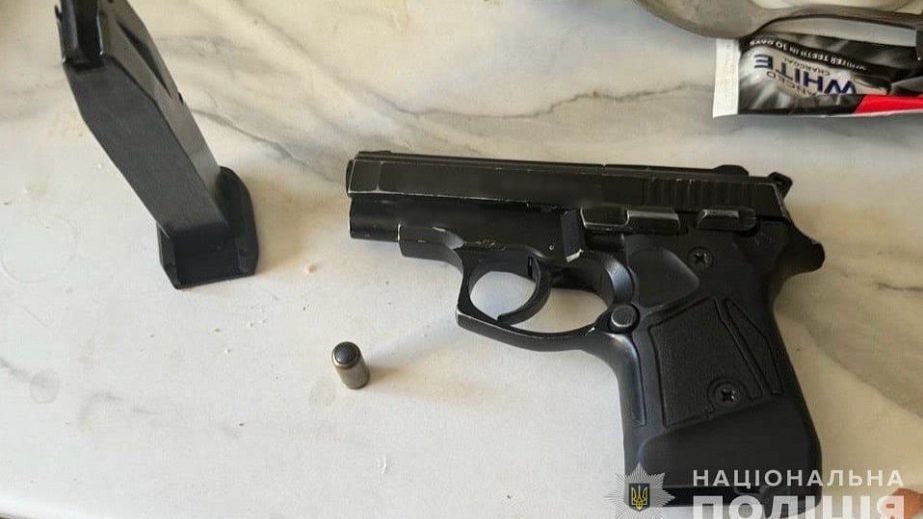 В Кривом Роге мужчина стрелял в сторону прохожих и в автомобили: полиция установила стрелка